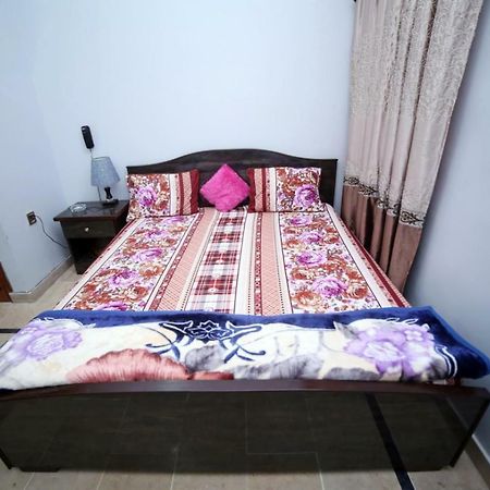 Season Inn Karachi Bagian luar foto