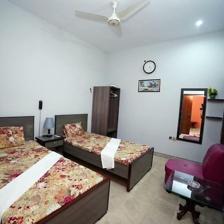 Season Inn Karachi Bagian luar foto