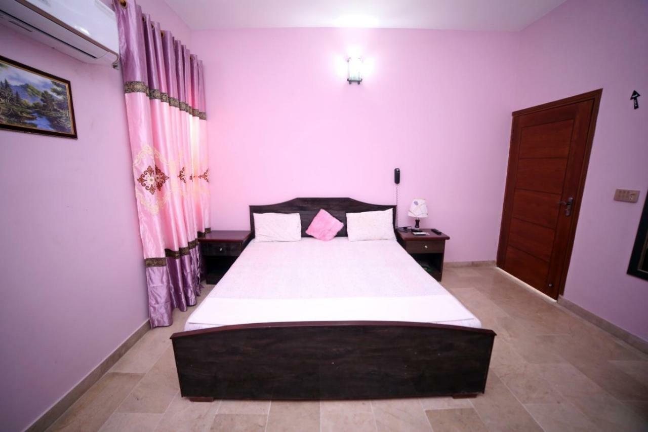 Season Inn Karachi Bagian luar foto