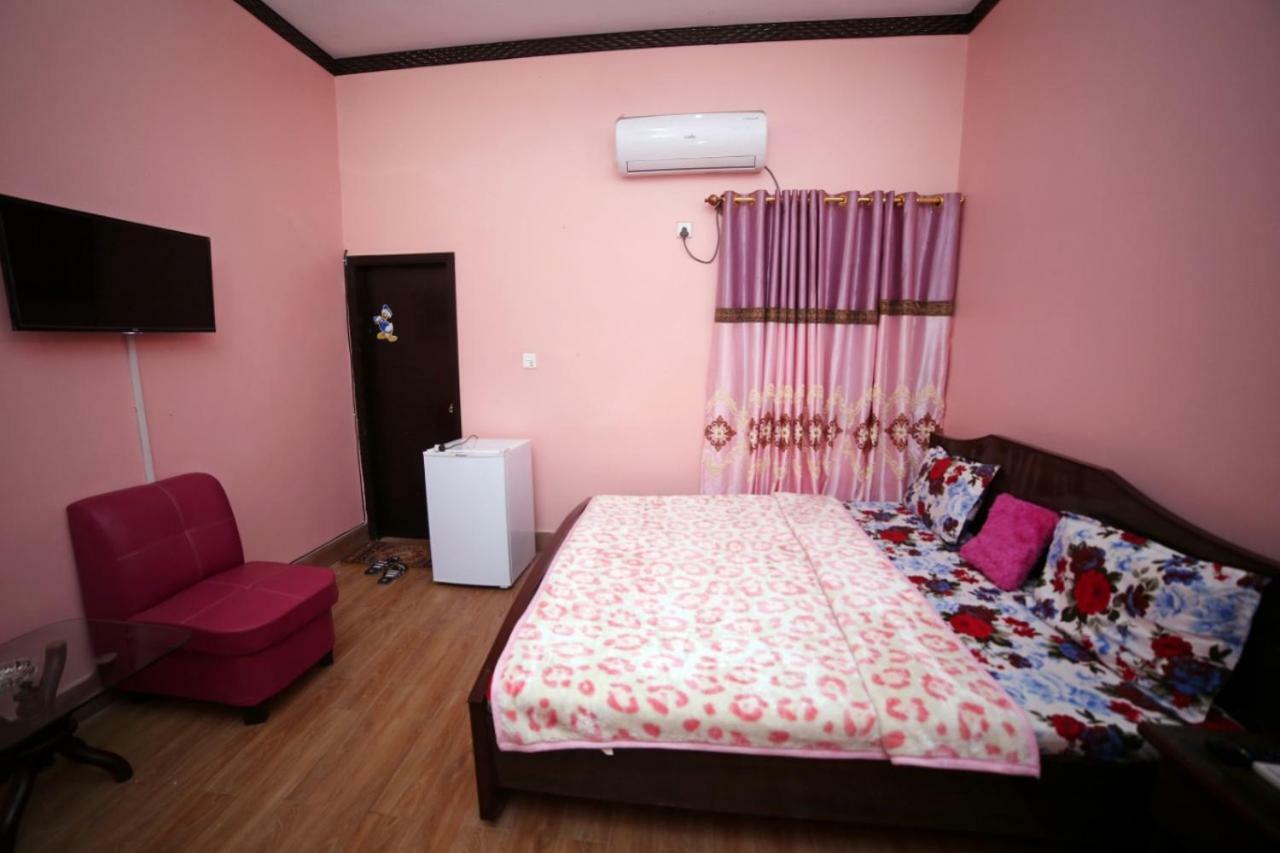 Season Inn Karachi Bagian luar foto