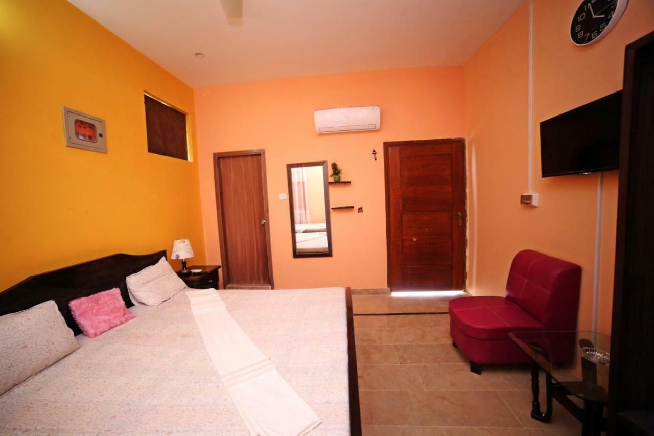 Season Inn Karachi Bagian luar foto