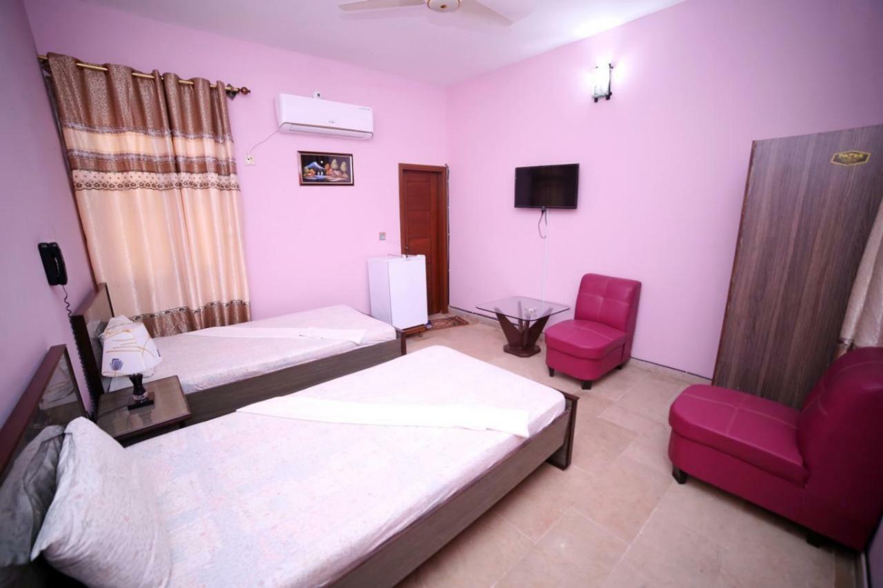 Season Inn Karachi Bagian luar foto