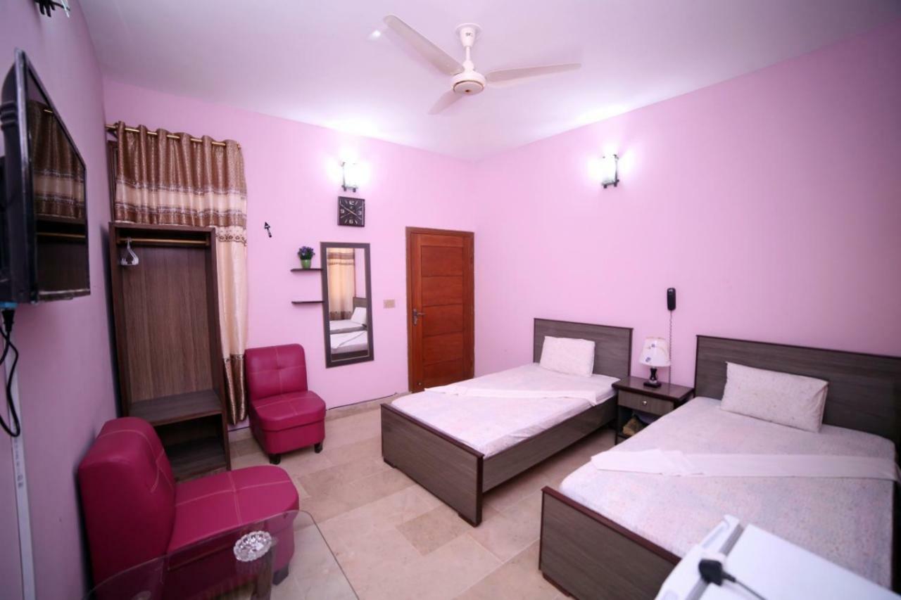 Season Inn Karachi Bagian luar foto