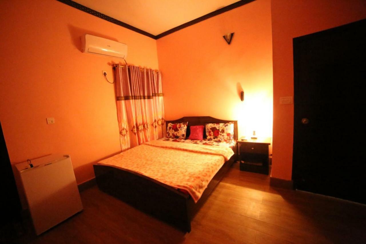 Season Inn Karachi Bagian luar foto