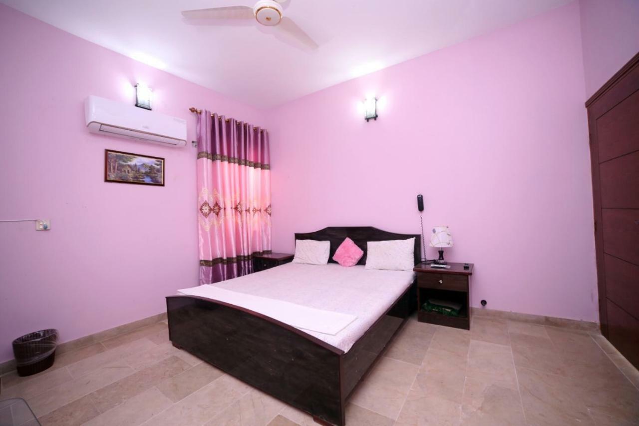 Season Inn Karachi Bagian luar foto