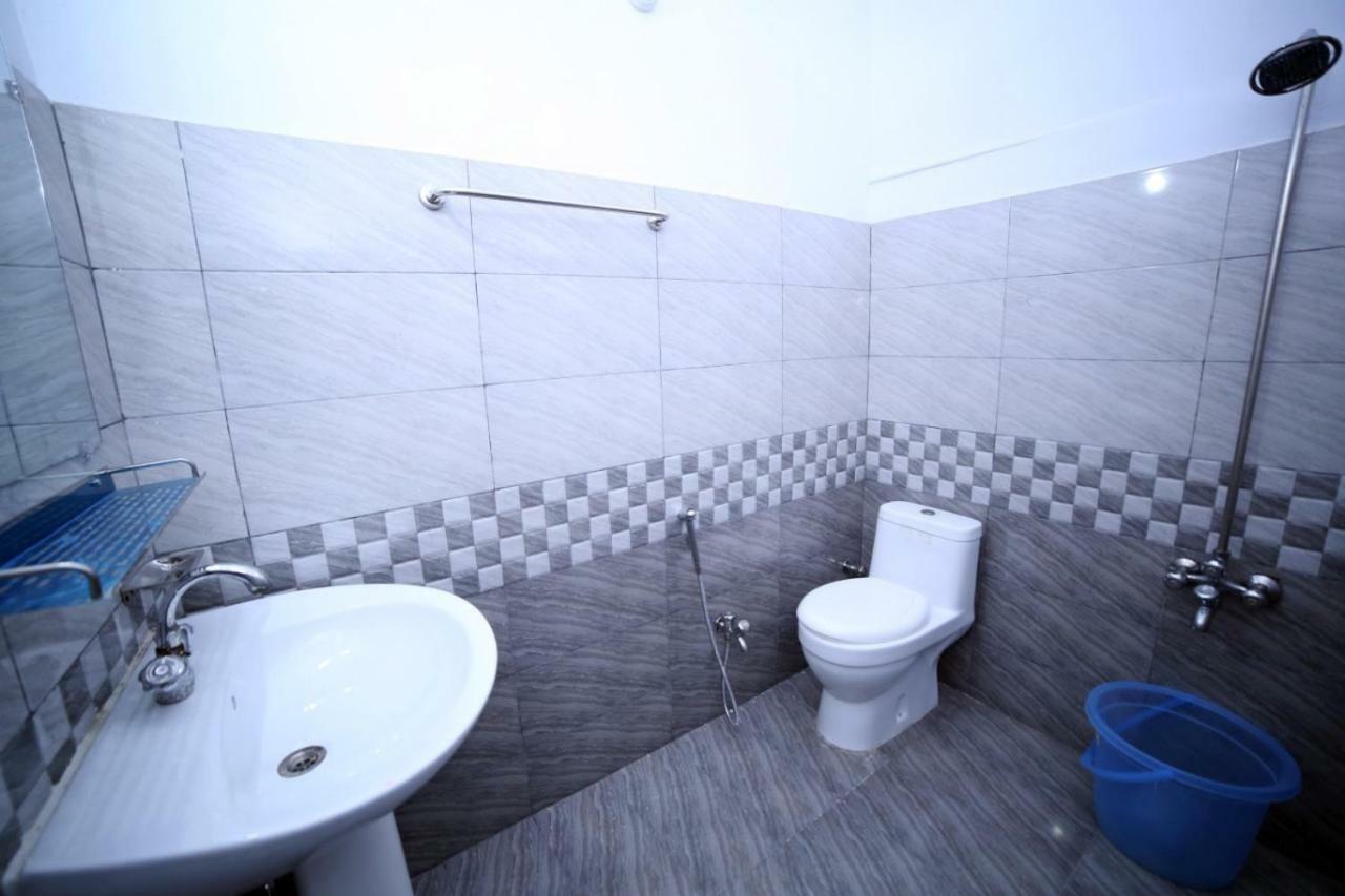 Season Inn Karachi Bagian luar foto