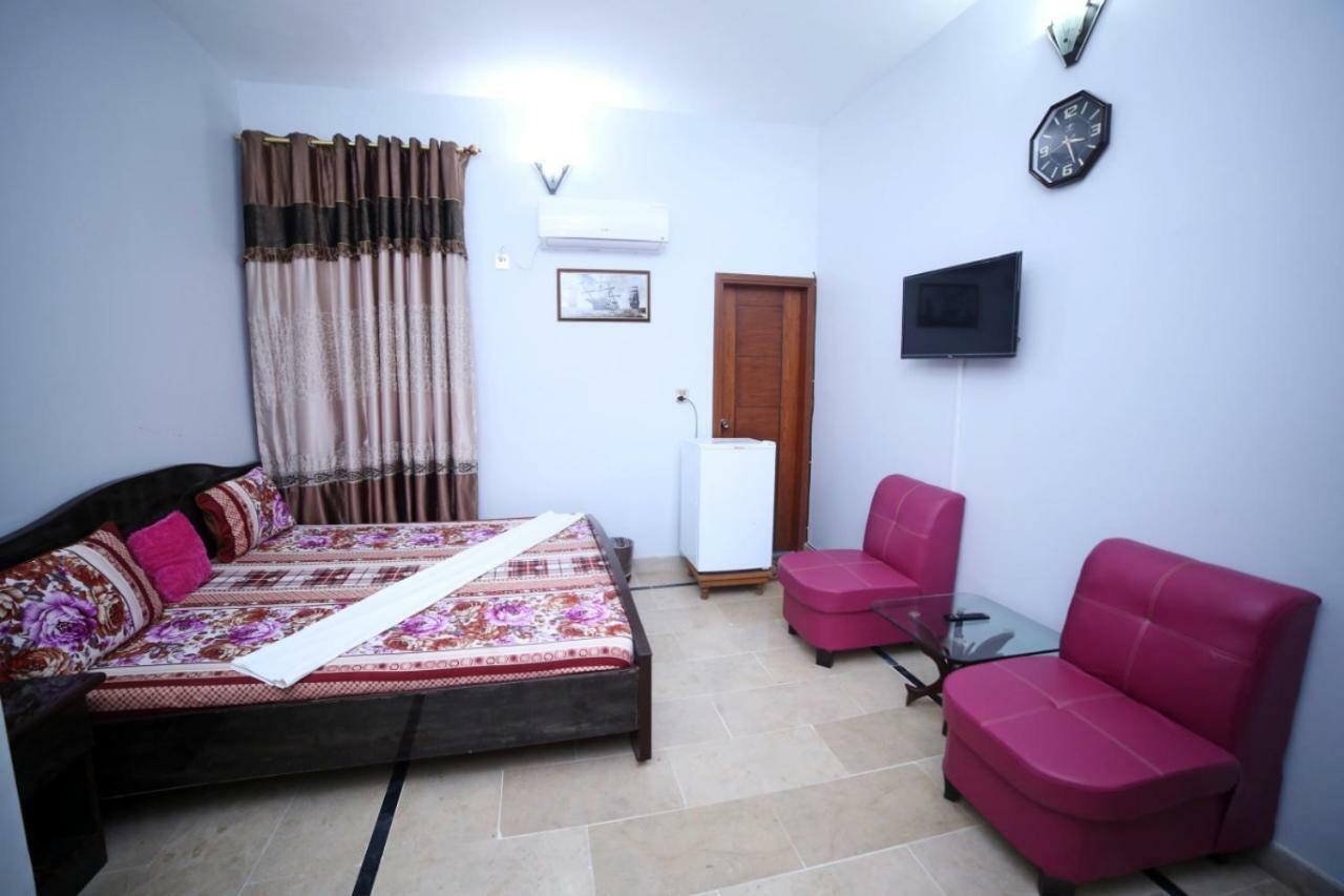 Season Inn Karachi Bagian luar foto